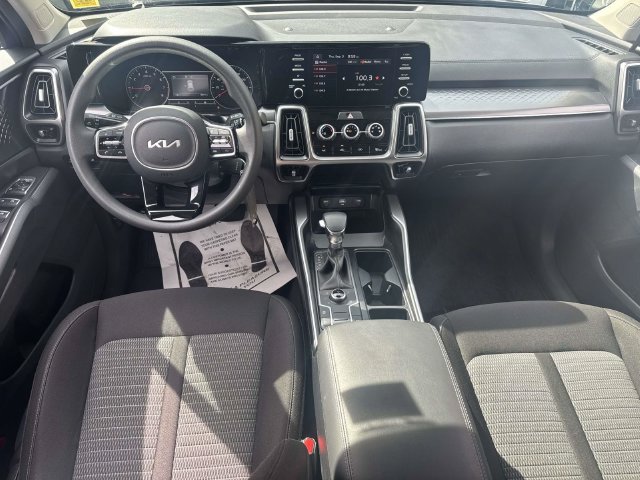 Used 2023 Kia Sorento LX AWD/4WD image 13