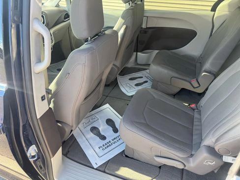 Used 2017 Chrysler Pacifica Touring image 10