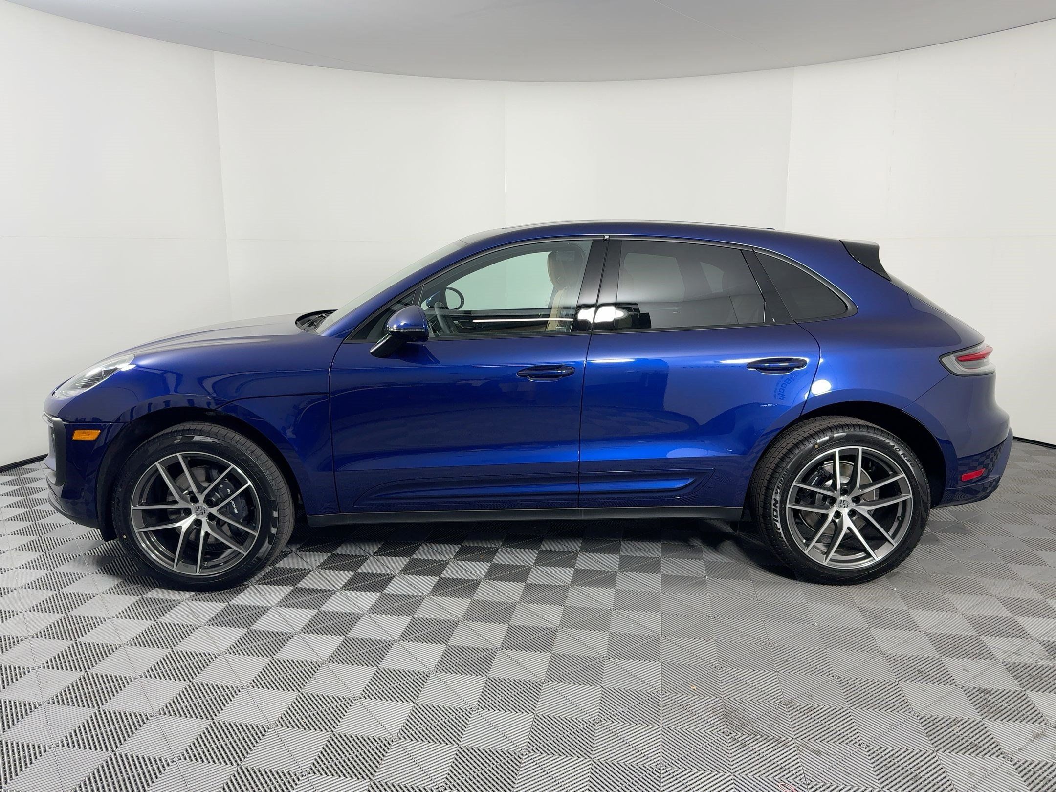 Certified 2026 Porsche Macan AWD/4WD image 2