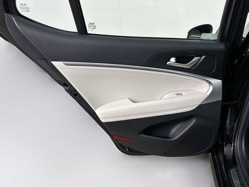 Used 2025 Genesis G70 2.5T image 26