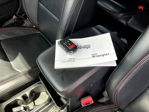 Used 2019 Jeep Wrangler Unlimited Rubicon AWD/4WD image 37