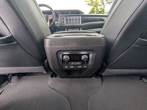 Used 2021 GMC Yukon Denali w/ Denali Premium Package AWD/4WD image 18