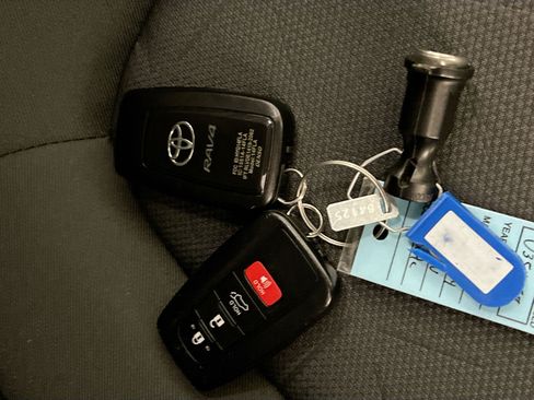 Used 2025 Toyota RAV4 XLE w/ Convenience Package FWD image 36
