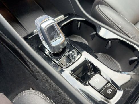 Certified 2023 Volvo XC40 B5 Plus w/ Protection Package Premier image 17