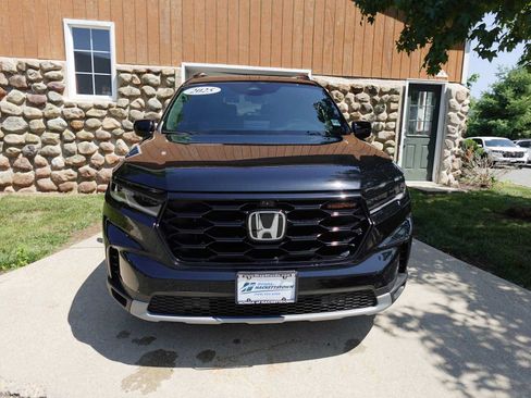 Used 2025 Honda Pilot TrailSport image 2