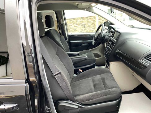 Used 2018 Dodge Grand Caravan SE image 23