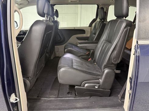 Used 2014 Chrysler Town & Country Touring-L w/ Driver Convenience Group FWD image 17