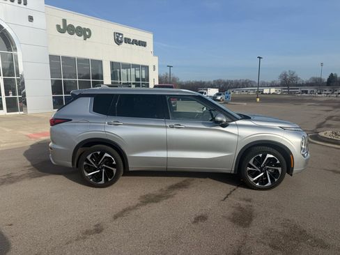 Used 2022 Mitsubishi Outlander SEL image 2