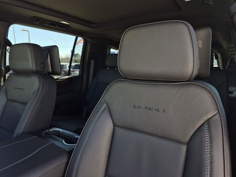 Used 2025 GMC Yukon XL Denali w/ Denali Reserve Package image 31