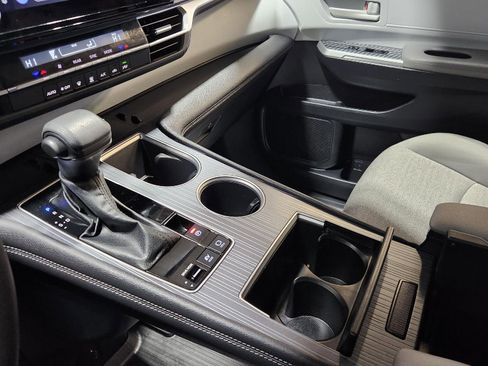 Used 2025 Toyota Sienna LE image 18