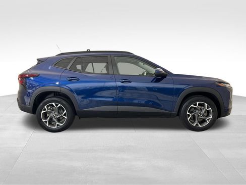 Used 2024 Chevrolet Trax LT w/ Sunroof Package FWD image 6