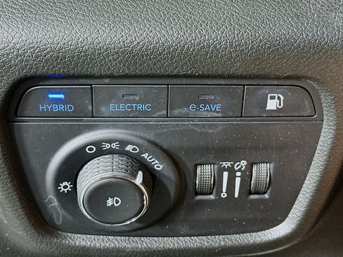 Used 2023 Jeep Grand Cherokee 4WD 4xe w/ Luxury Tech Group II image 17