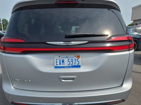 Used 2024 Chrysler Pacifica Touring-L FWD image 6