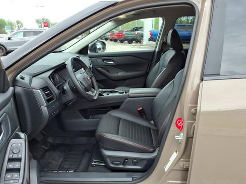 Certified 2025 Nissan Rogue SV AWD/4WD image 4