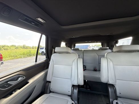 Certified 2022 GMC Yukon SLT w/ SLT Luxury Package AWD/4WD image 11