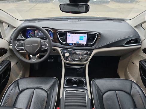 Used 2022 Chrysler Pacifica Limited image 14