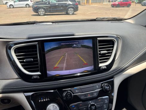 Used 2022 Chrysler Pacifica Touring-L FWD image 25
