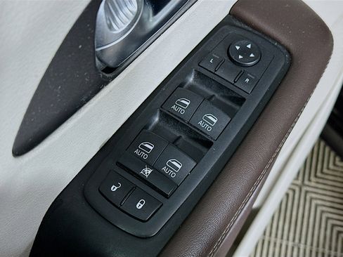 Used 2019 Chrysler Pacifica Touring-L Plus image 18