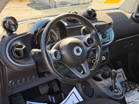 Used 2017 smart fortwo pure image 20