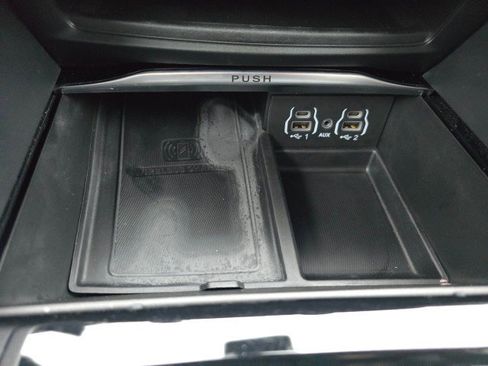 Used 2024 Chrysler Pacifica Premium image 33