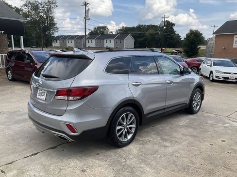 Used 2018 Hyundai Santa Fe SE w/ Cargo Package FWD image 3