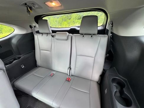 Used 2023 Toyota Highlander XLE AWD/4WD image 16