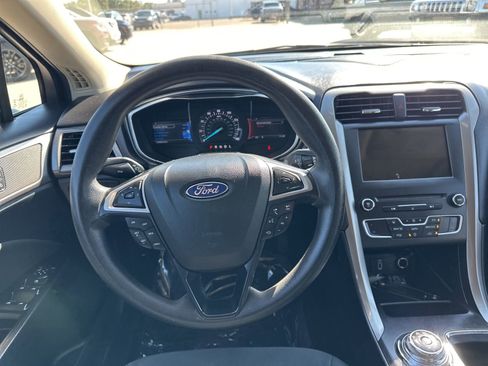 Used 2017 Ford Fusion SE w/ Fusion SE Technology Package image 29