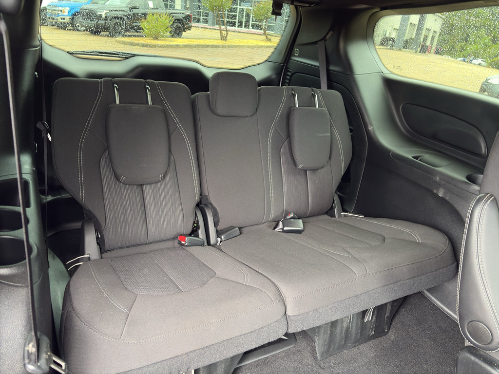 Used 2024 Chrysler Pacifica Touring FWD image 13
