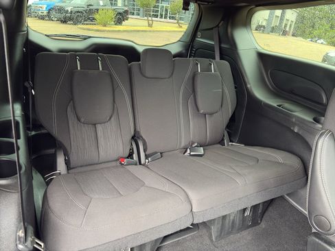 Used 2024 Chrysler Pacifica Touring FWD image 13