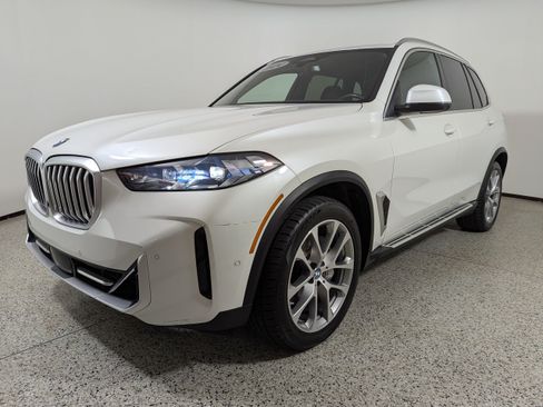 Used 2024 BMW X5 sDrive40i w/ Premium Package RWD image 3