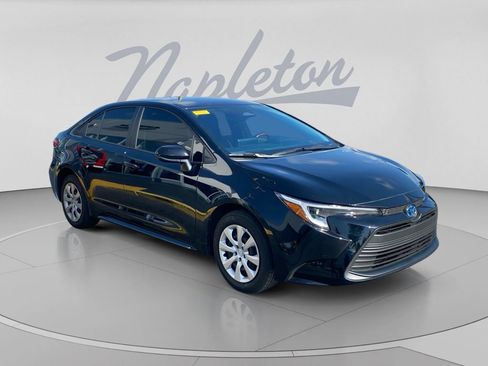 Used 2025 Toyota Corolla LE FWD image 3