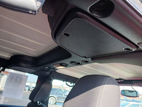 Used 2018 Jeep Wrangler Unlimited Sahara w/ Connectivity Group image 18