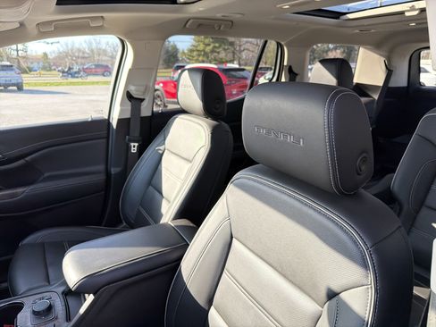Used 2023 GMC Acadia Denali w/ Denali Technology Package FWD image 18