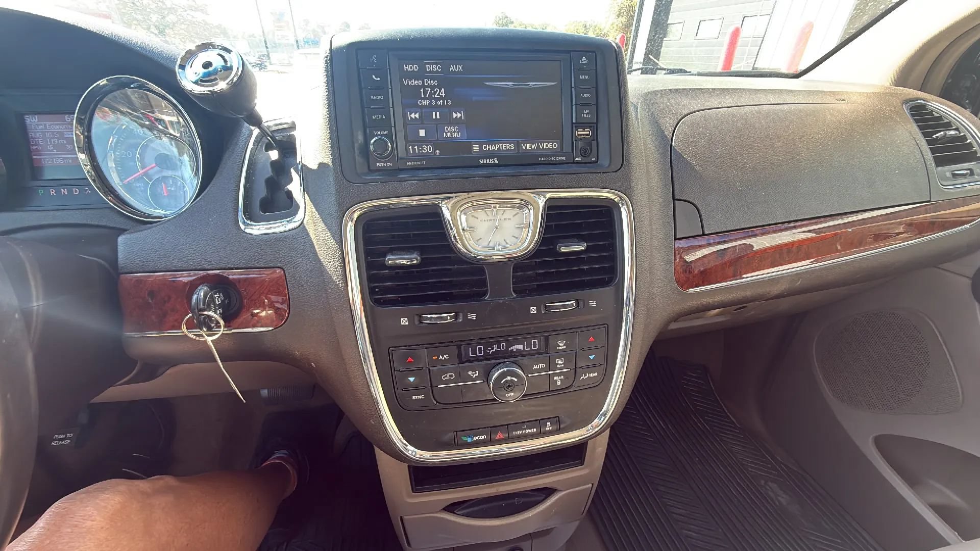 Used 2014 Chrysler Town & Country Touring FWD image 11