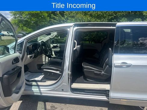 Used 2023 Chrysler Pacifica Limited FWD image 9