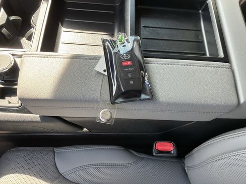 Used 2024 Toyota Tundra Limited image 36