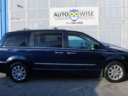 Used 2016 Chrysler Town & Country Touring w/ Driver Convenience Group image 4