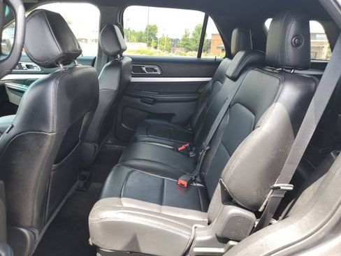 Used 2016 Ford Explorer XLT w/ Equipment Group 202A FWD image 17