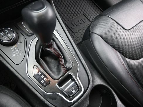Used 2019 Jeep Cherokee Trailhawk AWD/4WD image 37