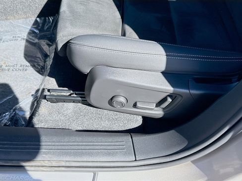 Used 2024 Volvo XC40 Recharge Plus w/ Protection Package Premier image 17