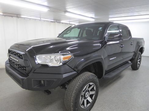 Used 2023 Toyota Tacoma SR5 AWD/4WD image 3