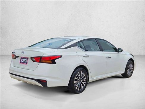 Used 2025 Nissan Altima 2.5 SV FWD image 5
