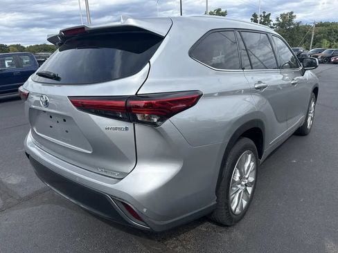Used 2023 Toyota Highlander Limited FWD image 4