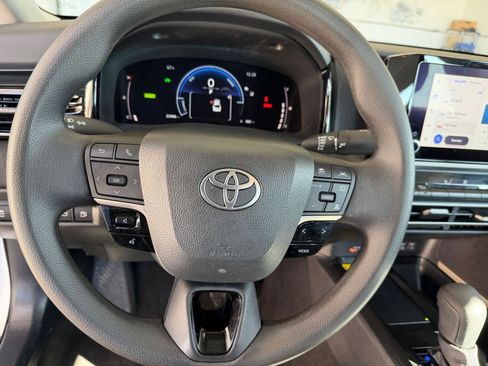 Used 2025 Toyota Camry LE image 27