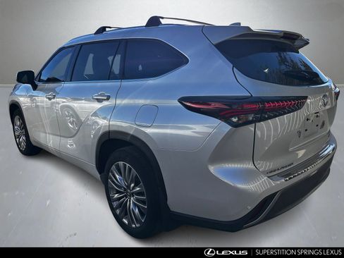 Used 2024 Toyota Highlander Platinum image 4