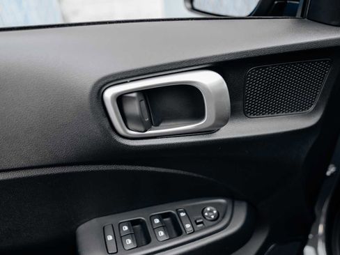 Used 2025 Hyundai Venue SEL image 20