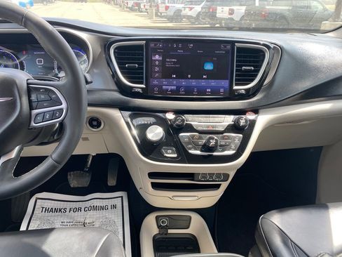 Used 2023 Chrysler Pacifica Touring-L FWD image 26