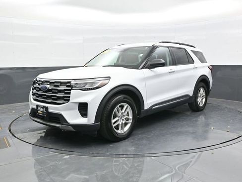 Used 2025 Ford Explorer Active image 3