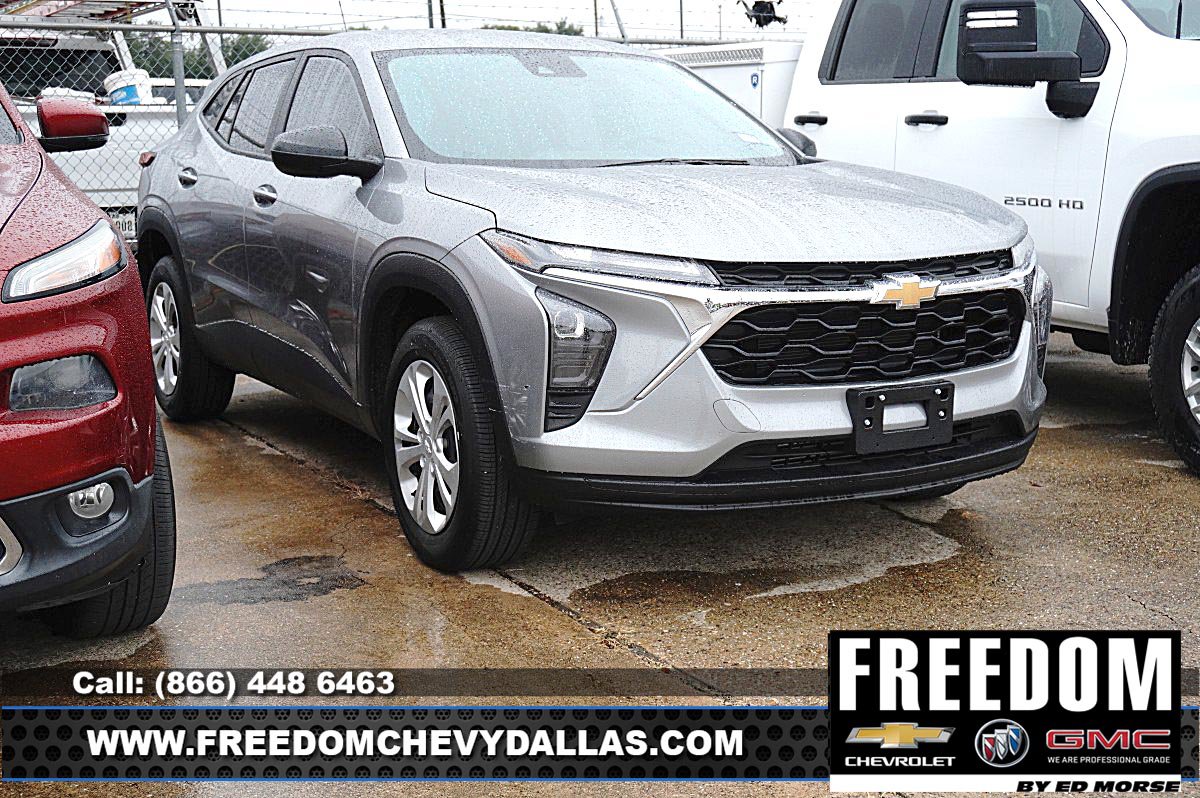 Used 2026 Chevrolet Trax LS FWD image 1