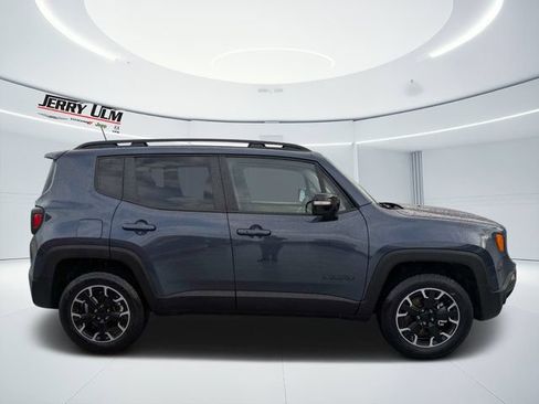 Used 2023 Jeep Renegade Latitude w/ Sun/Sound Group AWD/4WD image 2